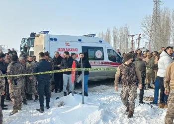 Hayvan yüklü tıra tren çarptı: Ölü ve yaralılar var