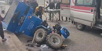 Lastiği kopan tarım aracı devrildi