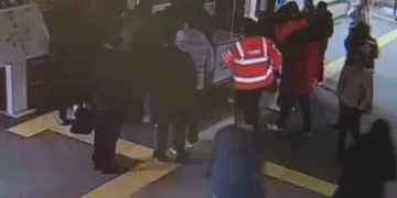 Temizlik personeli, kadın güvenliğe bıçakla saldırdı