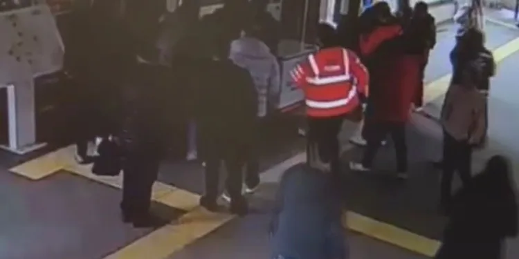 Temizlik personeli, kadın güvenliğe bıçakla saldırdı
