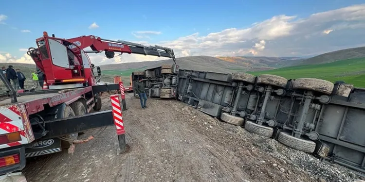 Siirt’te güneş paneli taşıyan tır devrildi: 1 yaralı
