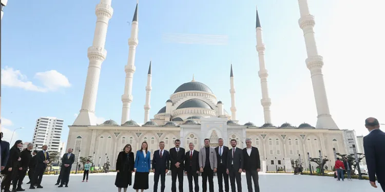 Bakan Tekin’den Şahinbey Millet Cami’ne tam not