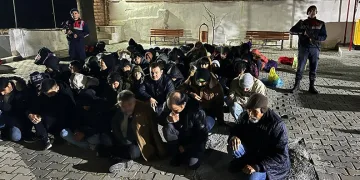 Didim’de 51 düzensiz göçmen, 3 göçmen kaçakçısı yakalandı