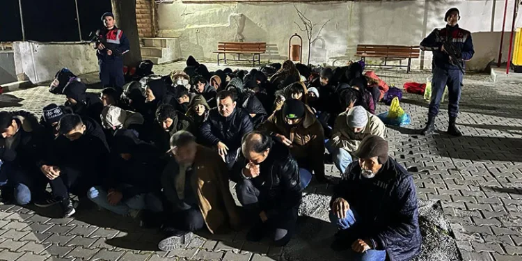Didim’de 51 düzensiz göçmen, 3 göçmen kaçakçısı yakalandı