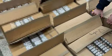 Çorap beyan edilen kutulardan kaçak sigara çıktı