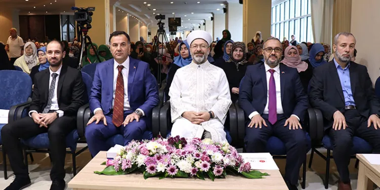 “Şehitlerimizin kabirlerinde rahat uyumasını istiyorsak birlik ve beraberlik içinde olmalıyız”