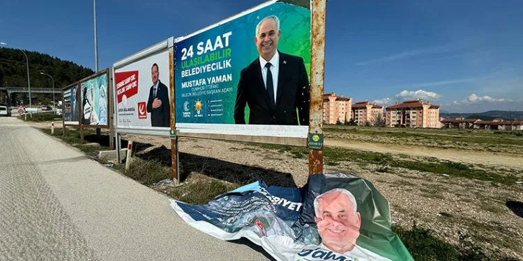 Bilecik’te billboardlara saldırı