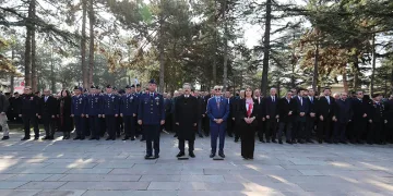 Şehitler kabirleri başında rahmet ve şükranla anıldı