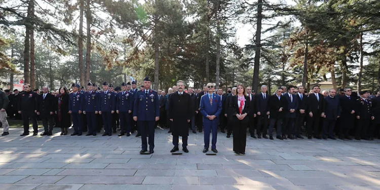 Şehitler kabirleri başında rahmet ve şükranla anıldı