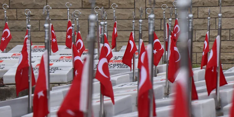Şehit mezarlarını görenler duygusal anlar yaşadı