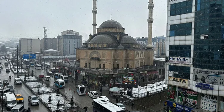 Yüksekova’da yoğun sis nedeniyle uçak seferleri iptal oldu