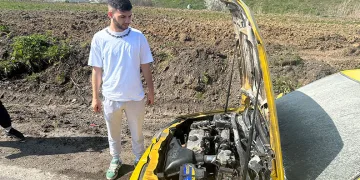 Seyir halinde yanan otomobili itfaiye söndürdü