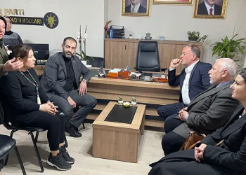 Mardin’de seçime aracına taşlı saldırı