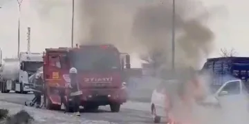 Seyir halindeki otomobil alev aldı