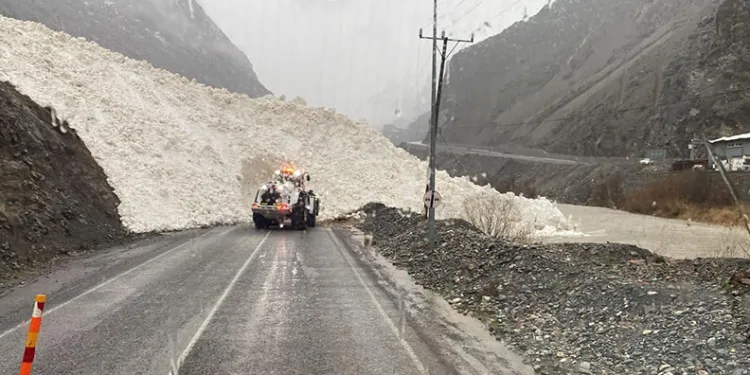 Hakkari-Şırnak yoluna çığ indi