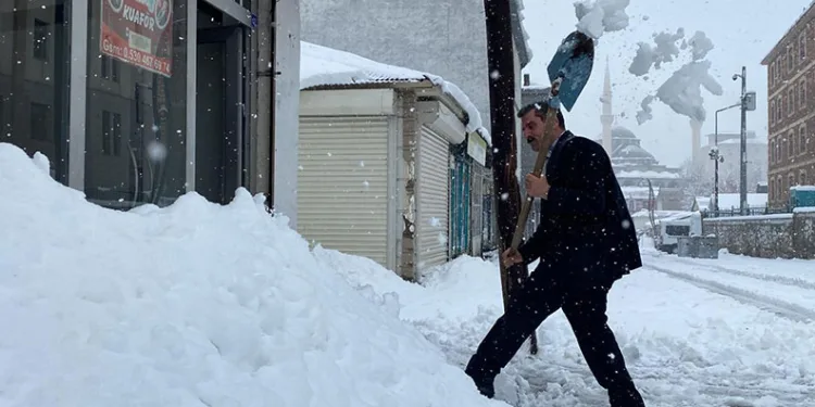Kar 15 köyün ulaşımını kapattı