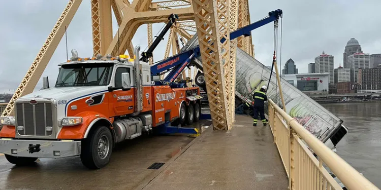 ABD’de köprü bariyerlerine çarpan kamyon havada asılı kaldı
