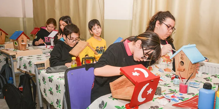Minik öğrencilerden ormandaki kuşlara renkli yuvalar