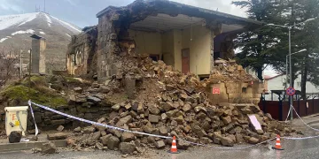 Bitlis’te sağanak yağışla bir taş ev yıkıldı