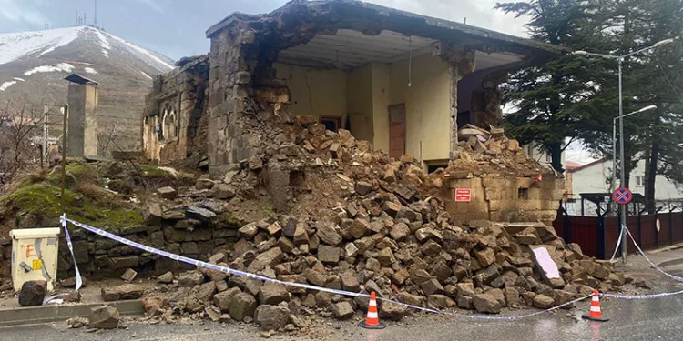 Bitlis’te sağanak yağışla bir taş ev yıkıldı