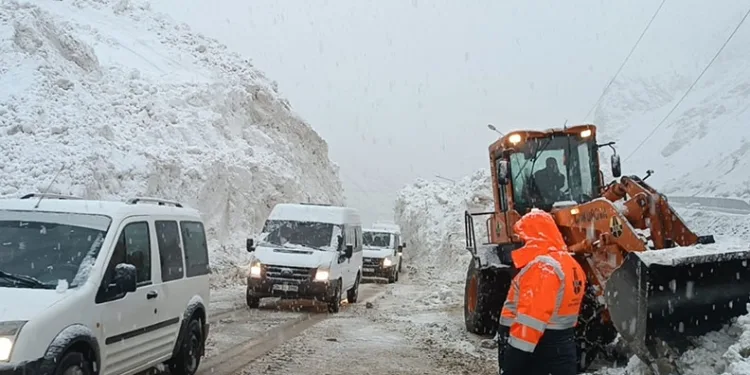 Hakkari-Çukurca karayolu çığlardan temizlendi