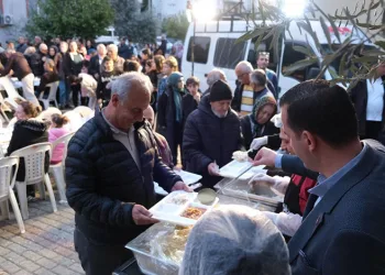 Efeler Belediye Başkan Adayı Pehlivan, iftarını mahalle sakinleri ile birlikte açtı