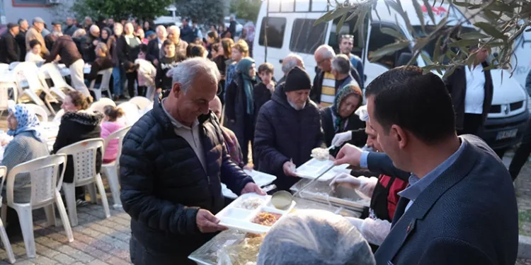 Efeler Belediye Başkan Adayı Pehlivan, iftarını mahalle sakinleri ile birlikte açtı
