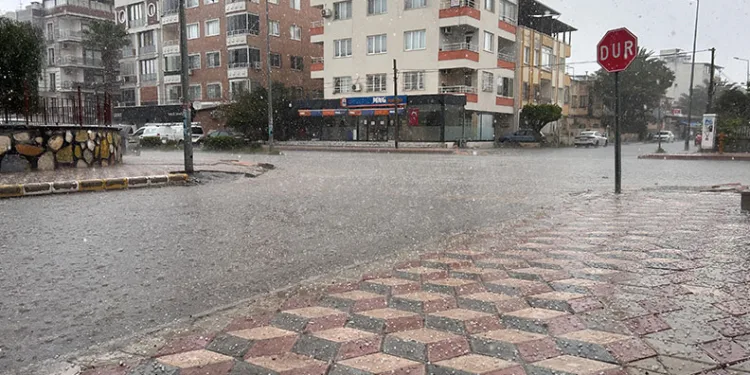 İskenderun’da dolu yağışı çevreyi beyaza büründü