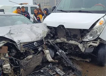Bursa’da ters şeride giren minibüs kazaya neden oldu
