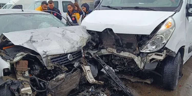 Bursa’da ters şeride giren minibüs kazaya neden oldu