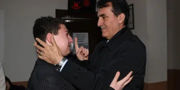 Dündar’a sevgi dolu karşılama