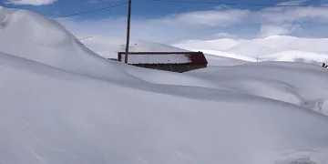 Kars’ta evler kar altında kaldı