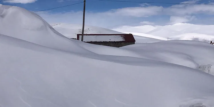 Kars’ta evler kar altında kaldı