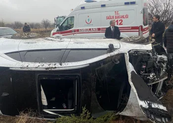 Otomobil takla attı, 3 öğretmen yaralandı