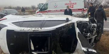 Otomobil takla attı, 3 öğretmen yaralandı