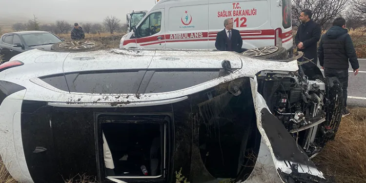 Otomobil takla attı, 3 öğretmen yaralandı