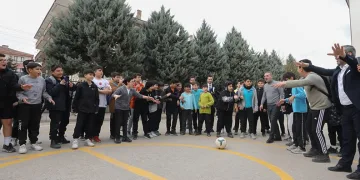 Ziyaret ettiği okulda öğrencilerle futbol oynadı