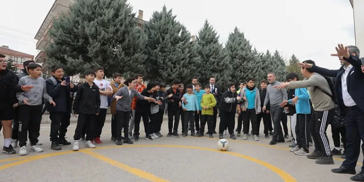 Ziyaret ettiği okulda öğrencilerle futbol oynadı