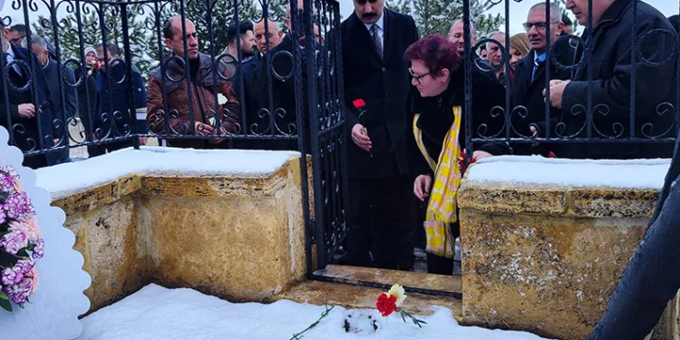 Aşık Veysel mezarı başında anıldı