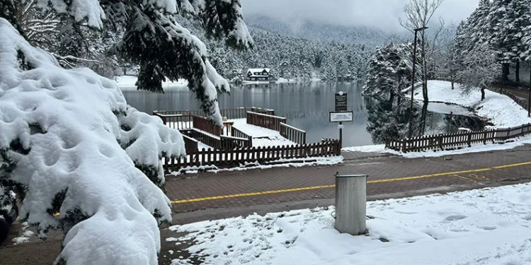Gölcük Tabiat Parkı’nda kar kalınlığı 10 santimetreye ulaştı