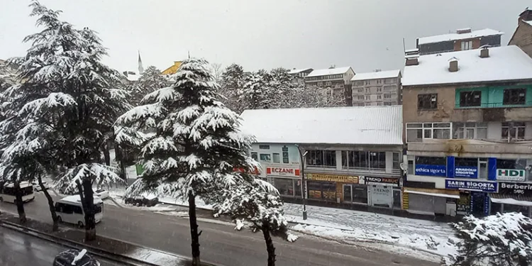 Bitlis’te eğitime kar engeli