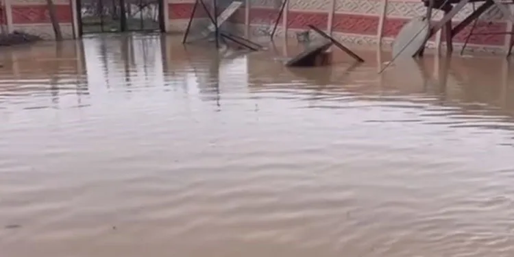 Elazığ’da sağanak yağış hayatı felç etti