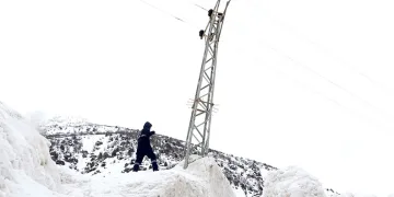Çığ ve sulu kar elektrik direklerine zarar verdi