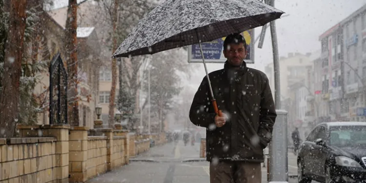 Bayburt’a lapa lapa kar yağdı