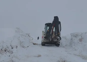 Baharda 4 metrelik karda yol açma çalışması