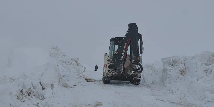 Baharda 4 metrelik karda yol açma çalışması