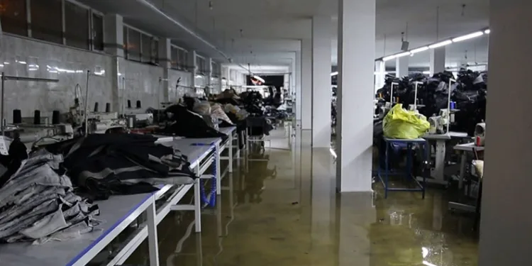 Muş’ta tekstil atölyesi sular altında kaldı