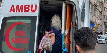 3’üncü kattan düşen bebeği tente kurtardı
