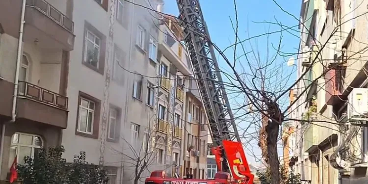 Bayrampaşa’da ev yangını