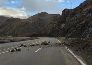 Erzurum-Artvin karayolunda heyelan
